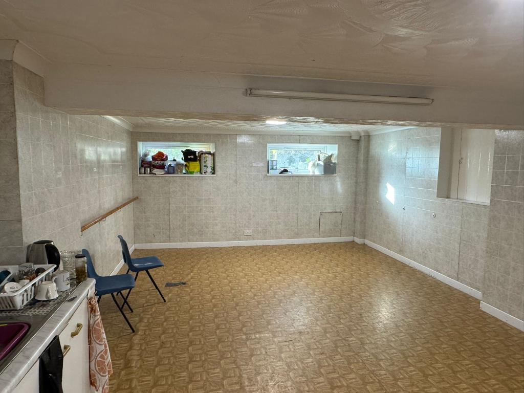 Lot: 96 - FORMER CHURCH CURRENTLY IN USE AS A DANCE STUDIO - Kitchenette and ancillary space